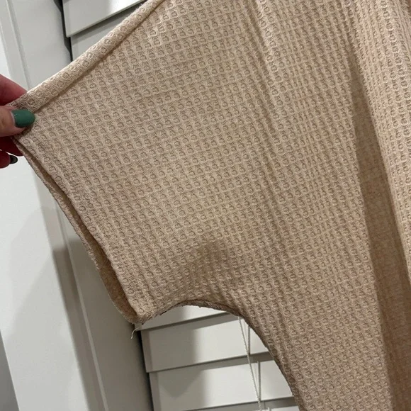 🌸3/$15🌸 Eddie Bauer Beige V-Neck Top - Picture 3 of 4